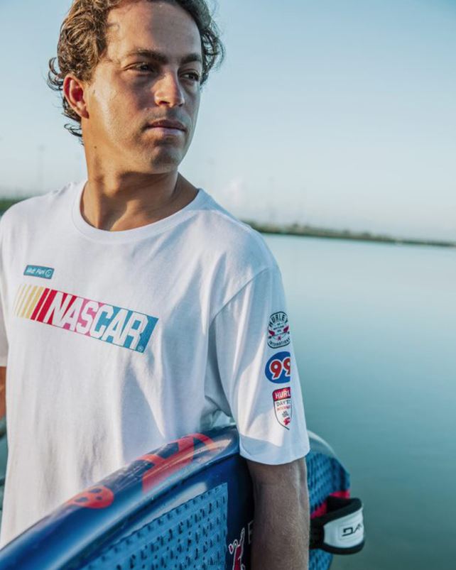 Hurley miehet nascar x daily patch lyhythihainen t-paita valkoinen vaatetus A06JJB261